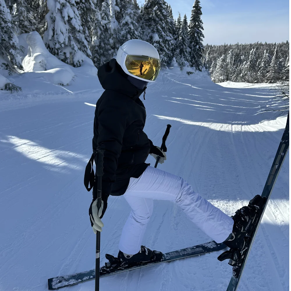 Asena loves to skiing .